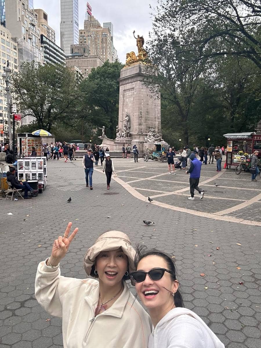 Raline Shah dan ibunda jalan-jalan di New York.