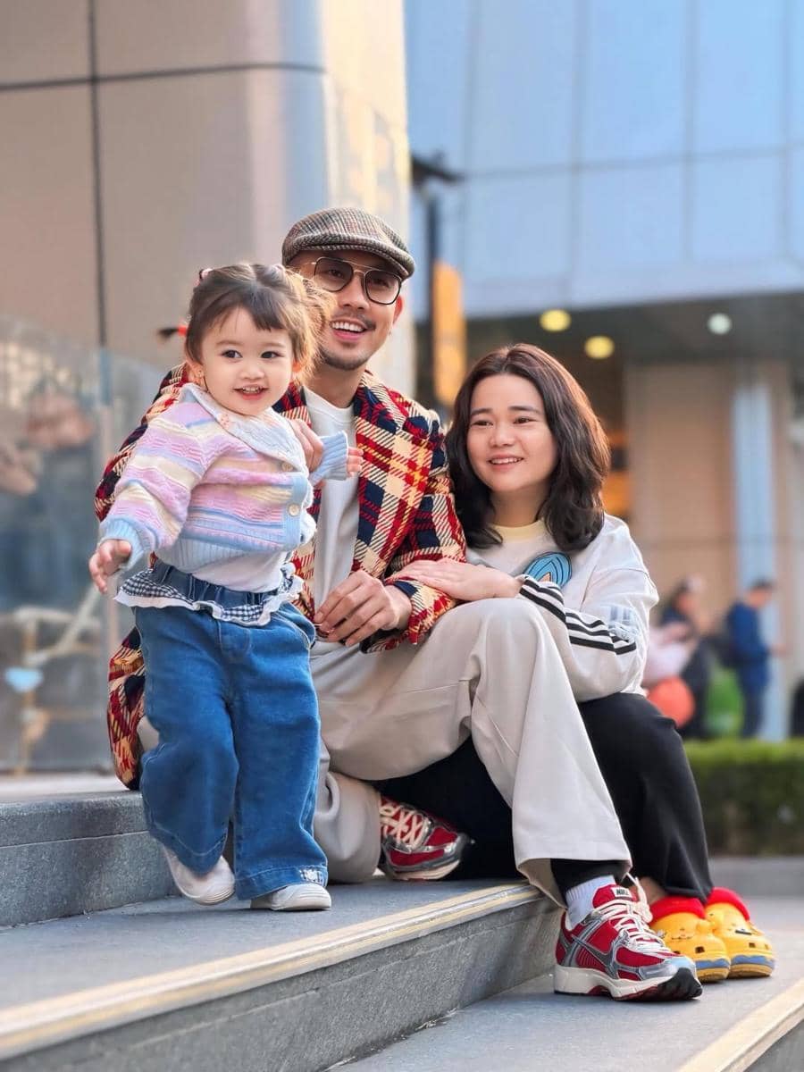 Keluarga Denny Sumargo jalan-jalan di Nanjing.