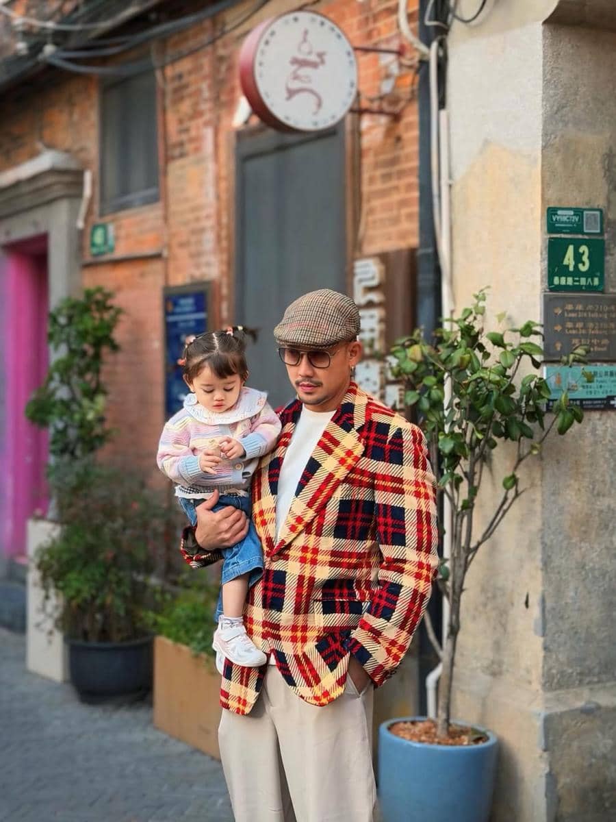 Keluarga Denny Sumargo jalan-jalan di Nanjing.