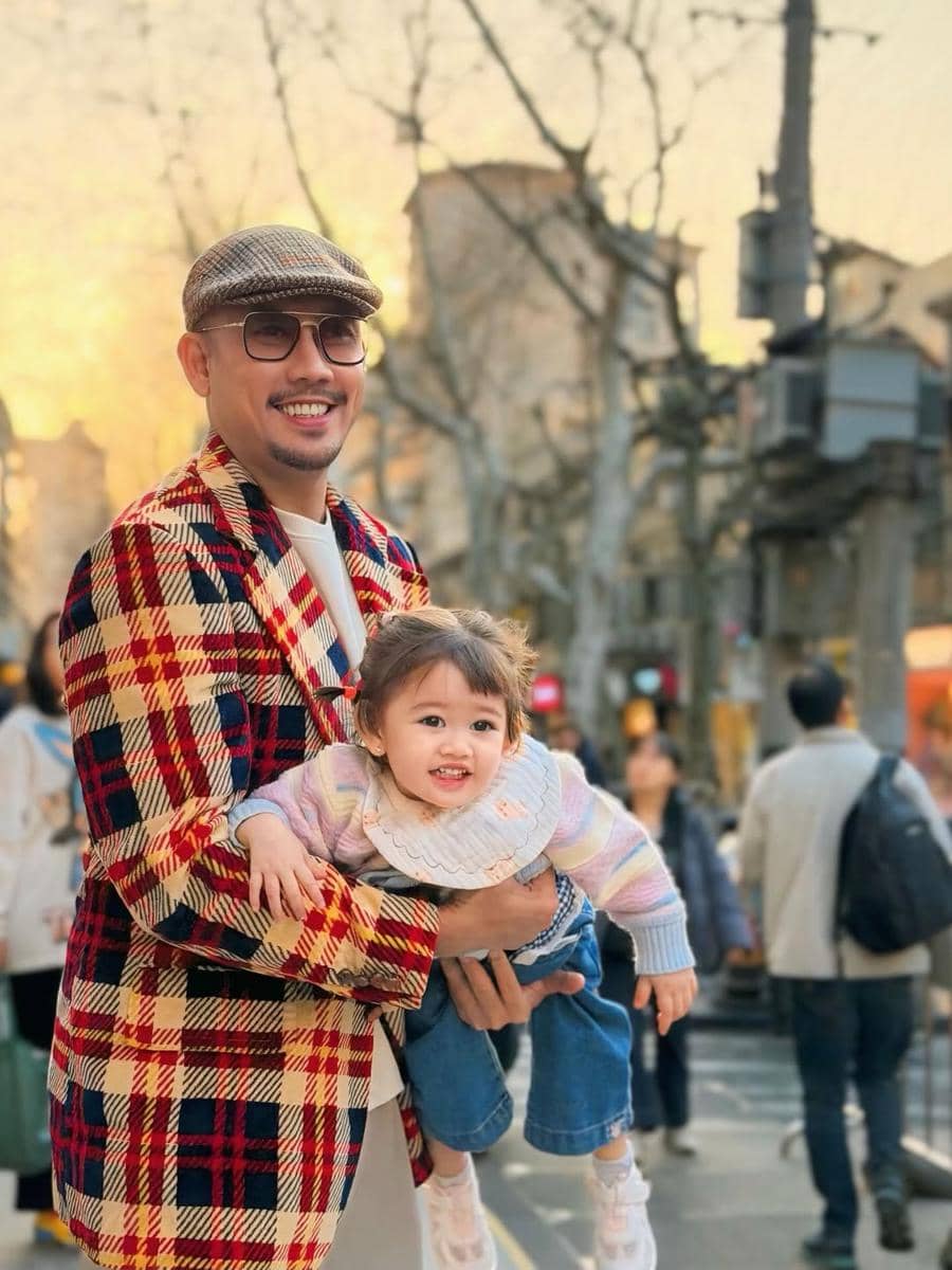 Keluarga Denny Sumargo jalan-jalan di Nanjing.