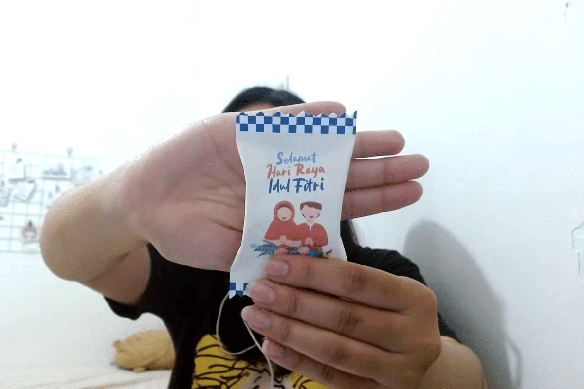 ilustrasi amplop angpau Lebaran berbentuk bungkus permen