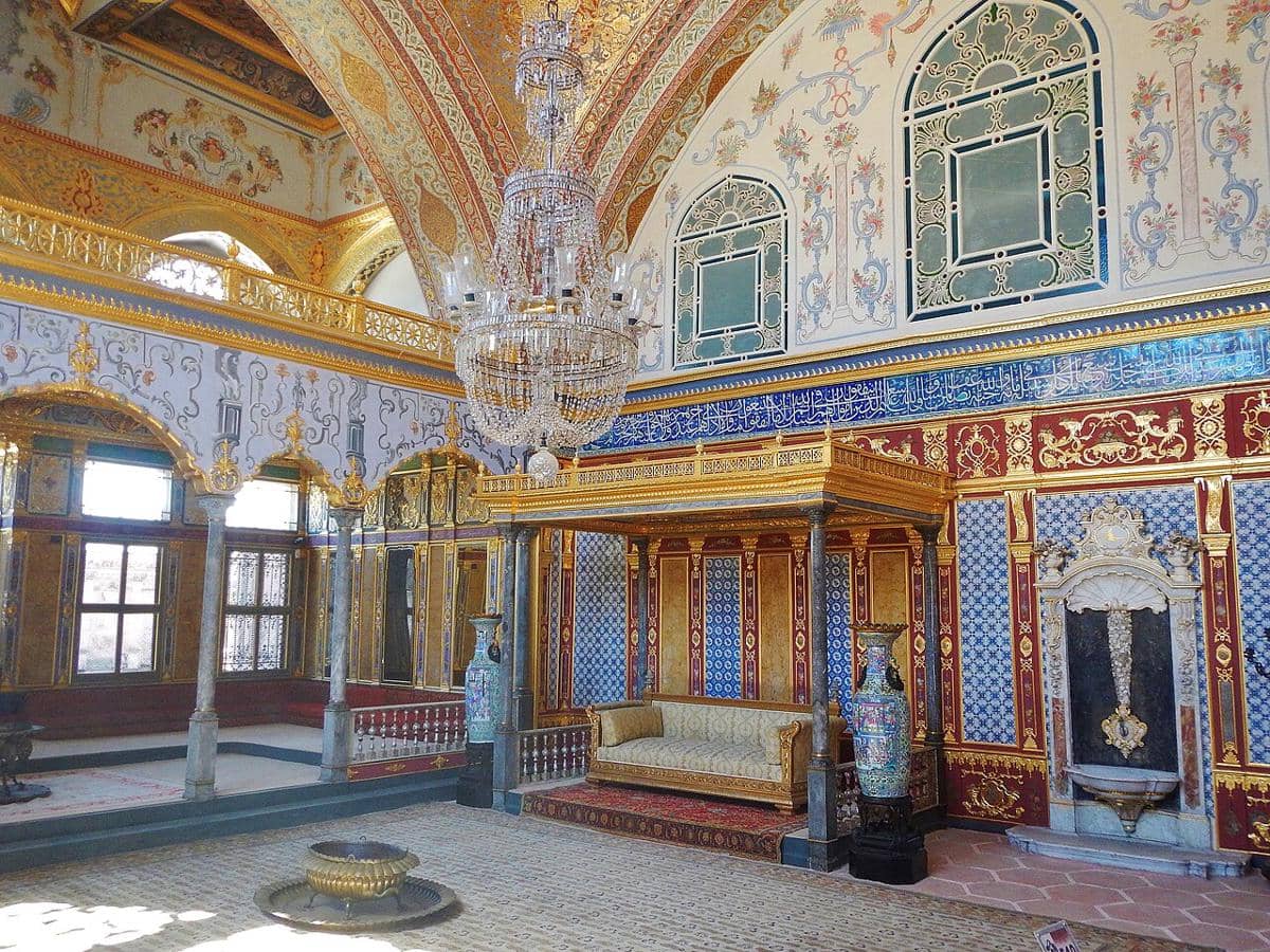 Aula Kekaisaran (Hünkar Sofası) di dalam Harem Istana Topkapı di Istanbul, Turki.