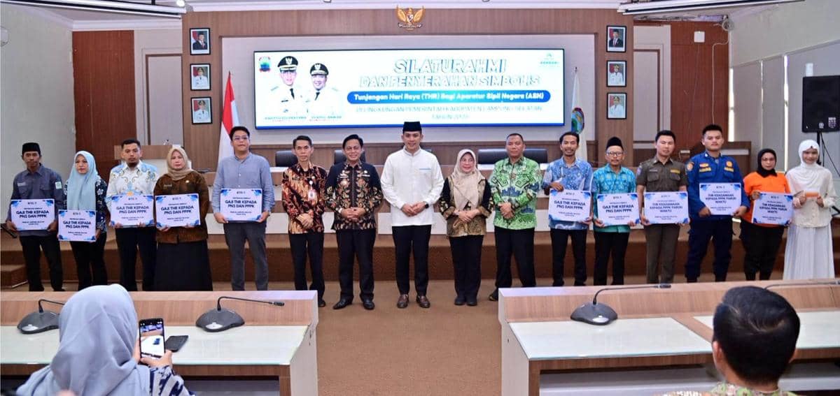 Penyerahan THR secara simbolis dilakukan Bupati Lampung Selatan Radityo Egi Pratama kepada perwakilan ASN di Aula Krakatau, Kantor Bupati Lampung Selatan, Kalianda