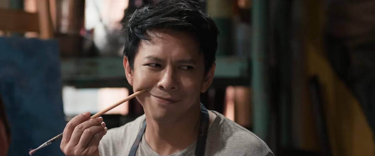 Ariel Noah sebagai Dilan di film Dilan ITB 1997, menarik bibirnya dengan kuas lukis