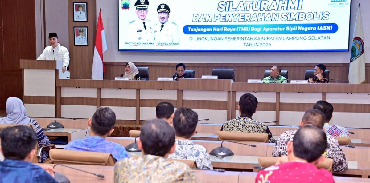Penyerahan THR secara simbolis dilakukan Bupati Lampung Selatan Radityo Egi Pratama kepada perwakilan ASN di Aula Krakatau, Kantor Bupati Lampung Selatan, Kalianda