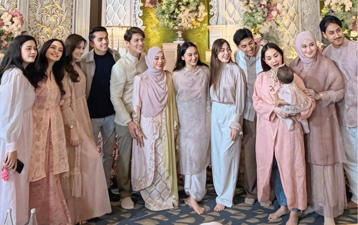 10 Ide Gaya Artis di Acara Akikah Anak Leslar, Kalem nan Elegan!