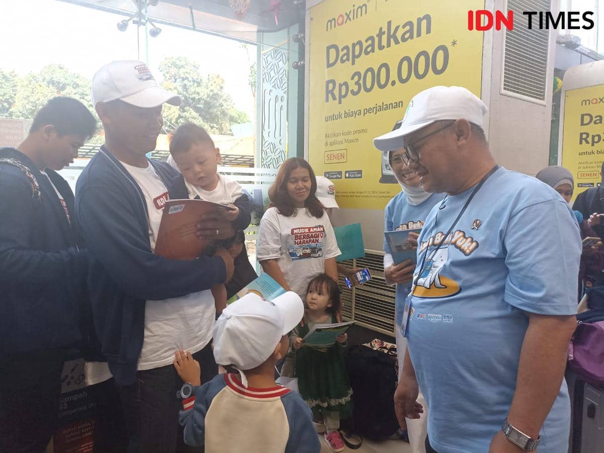 Mudik Asyik Baca Buku, Mendikdasmen Bagi Buku ke Anak Pemudik