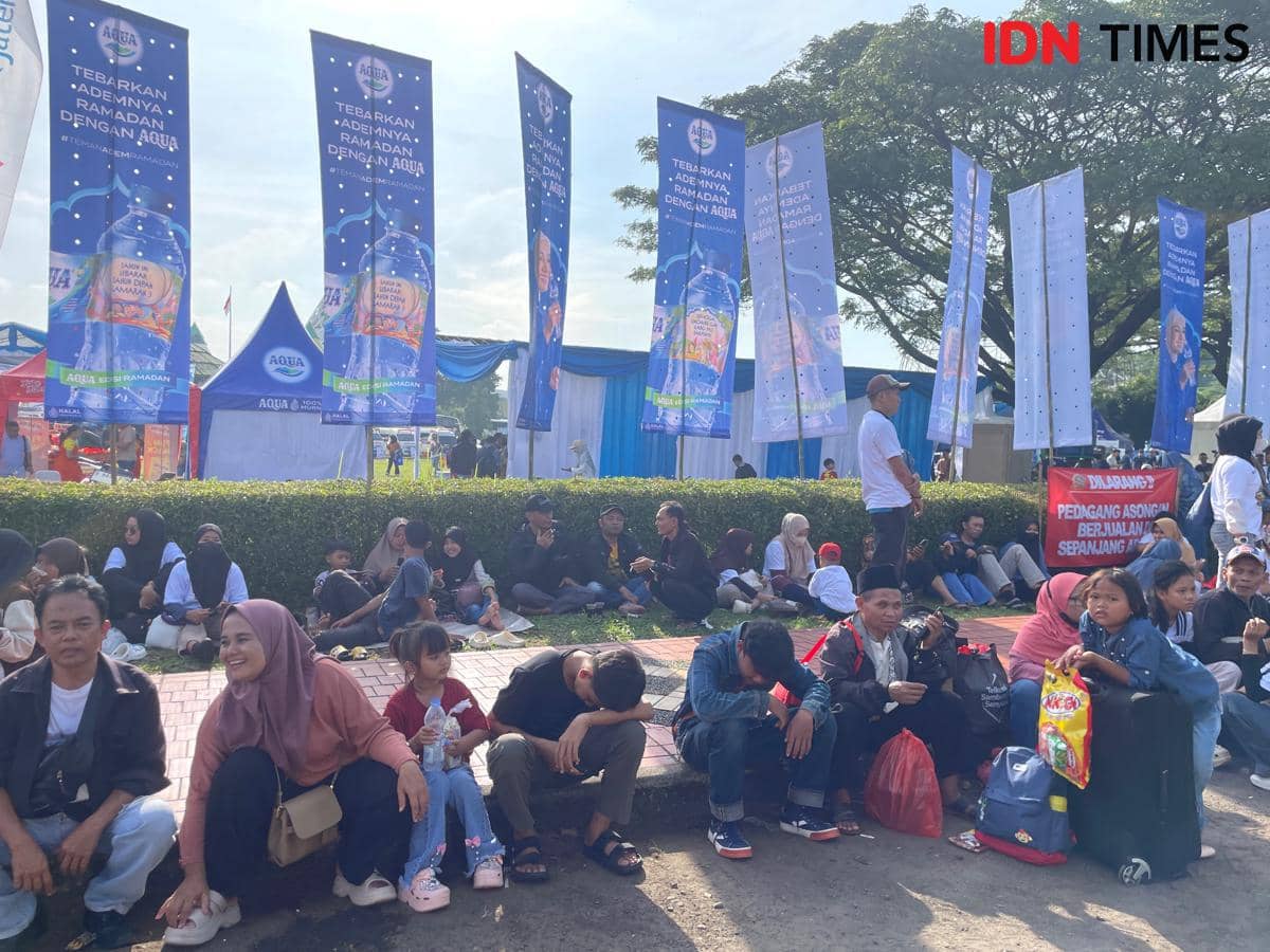Para pemudik di Museum Purna Bhakti Pertiwi, Taman Mini Indonesia Indah (TMII), Jakarta Timur, Senin (16/3/2026). (IDN Times/Yovita Arnelia)