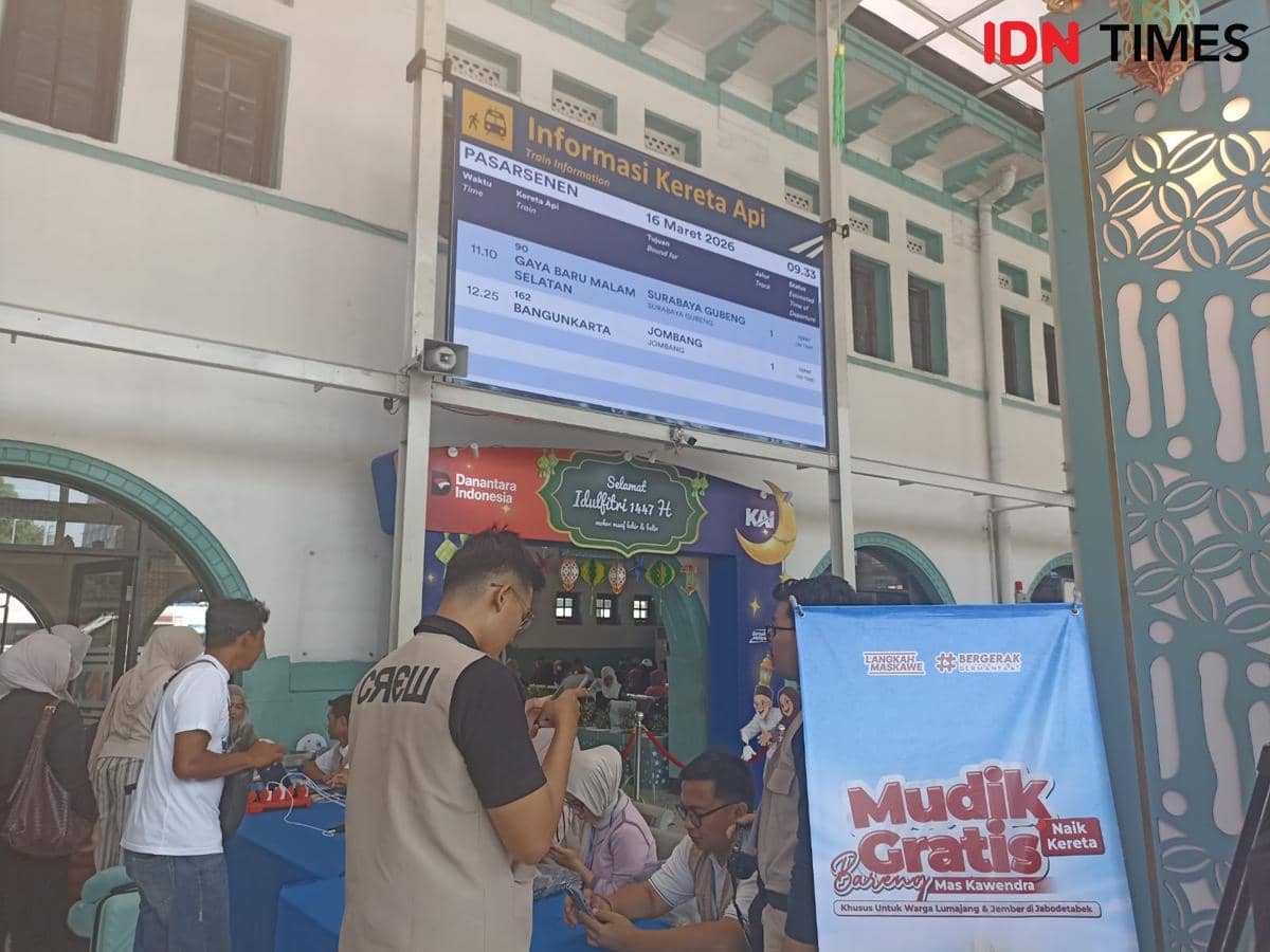 Suasana mudik di Pasar Senen, Senin (16/3/2026). (IDN Times/Dini Suciatiningrum)