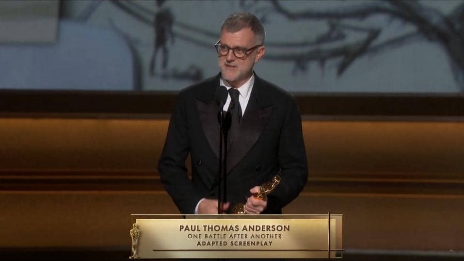 Potret Paul Thomas Anderson saat memberikan pidato untuk kemenangannya dalam kategori Best Writing (Adapted Screenplay) untuk One Battle After Another