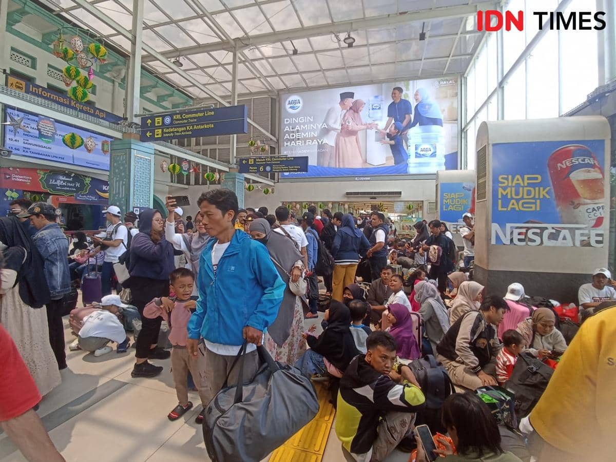 Cerita Pemudik di Stasiun Pasar Senen: Tiket Susah, Ruang Tunggu Penuh