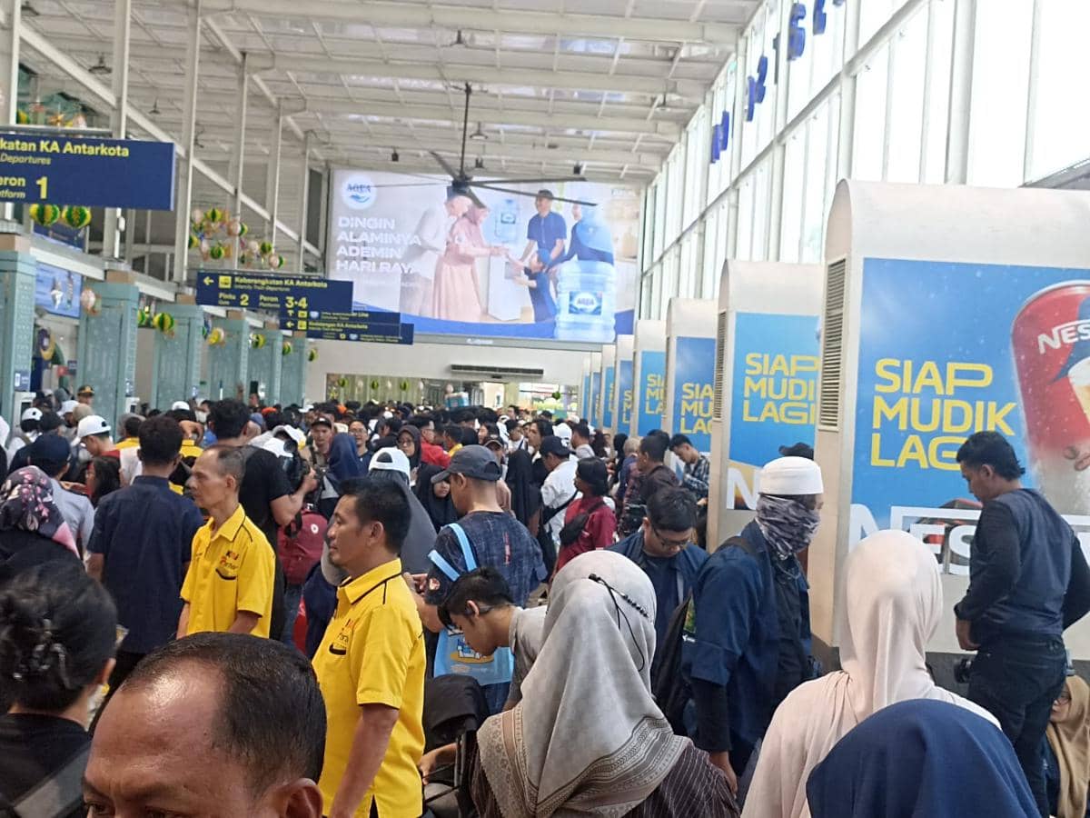 Suasana mudik di Stasiun Pasar Senen, Senin (16/3/2026)