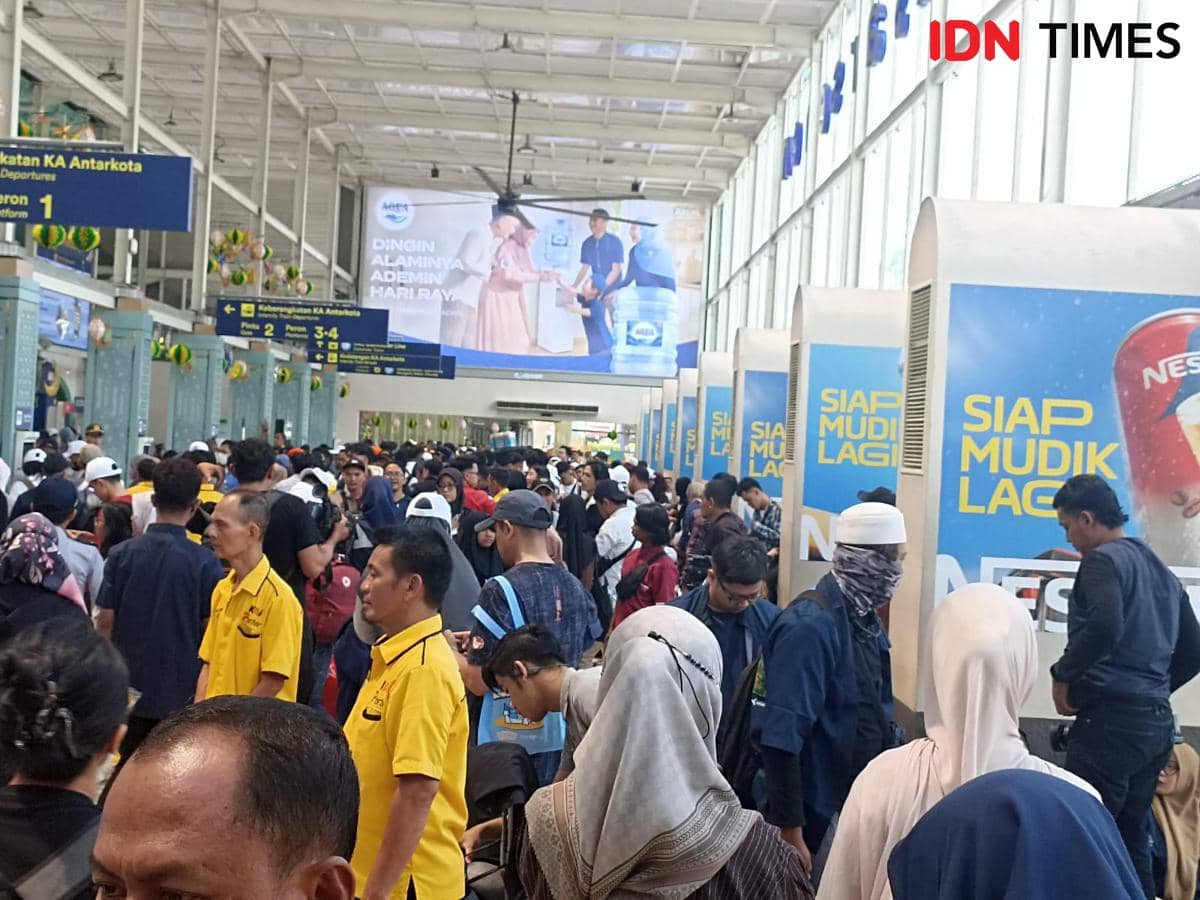 Suasana mudik di Stasiun Pasar Senen, Senin (16/3/2026)