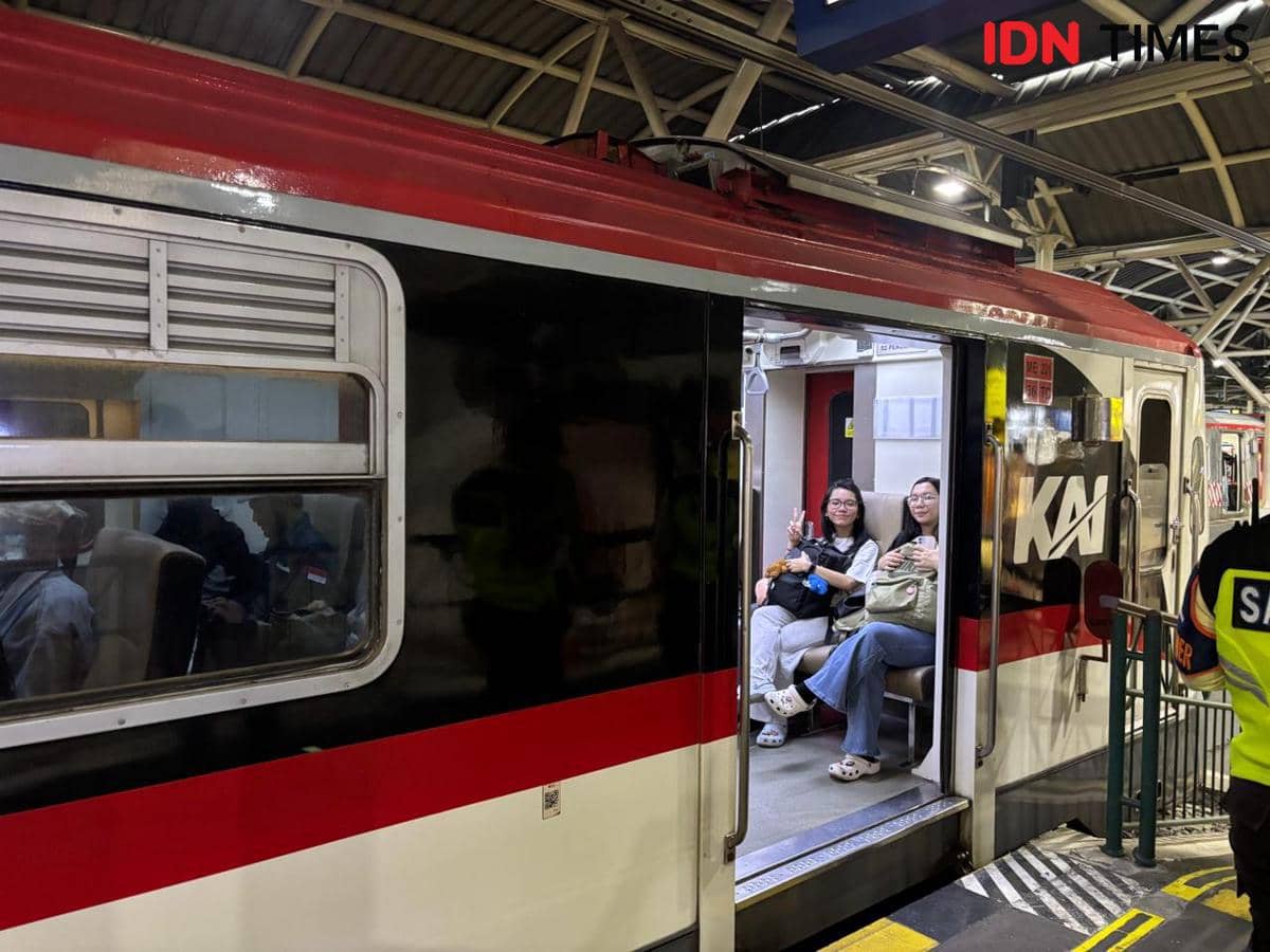 Penumpang KA Bandara YIA di Stasiun Yogyakarta, Senin (16/3/2026).