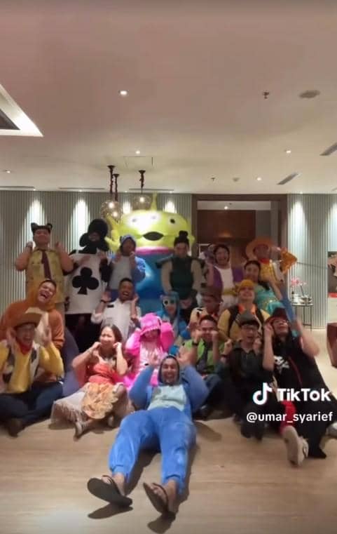 Hesti Purwadinata dan Geng Bukber Bertema Disney (instagram.com/hestipurwadinata)