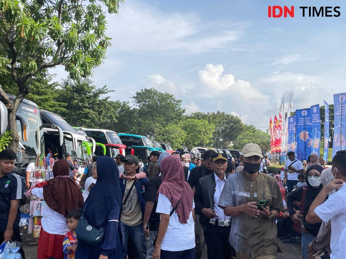 Para pemudik di Museum Purna Bhakti Pertiwi, Taman Mini Indonesia Indah (TMII), Jakarta Timur, Senin (16/3/2026). (IDN Times/Yovita Arnelia)