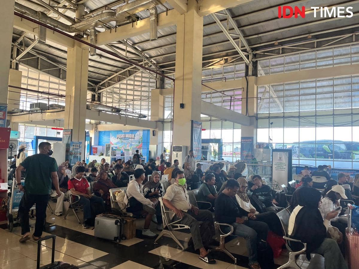 Terminal Pulo Gebang Jakarta Timur dipadati pemudik, Senin (16/3/2026). (IDN Times/Anggia Leksa)