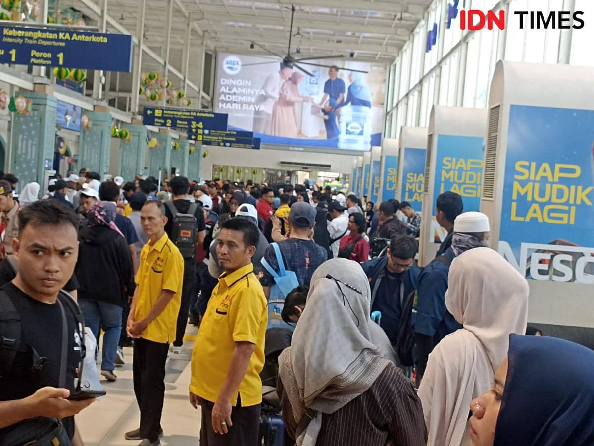 Suasana mudik di Stasiun Pasar Senen, Senin (16/3/2026)