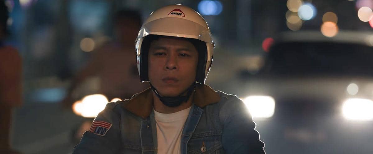 Ariel Noah sebagai Dilan di film Dilan ITB 1997, termenung mengendarai motor di jalanan yang ramai