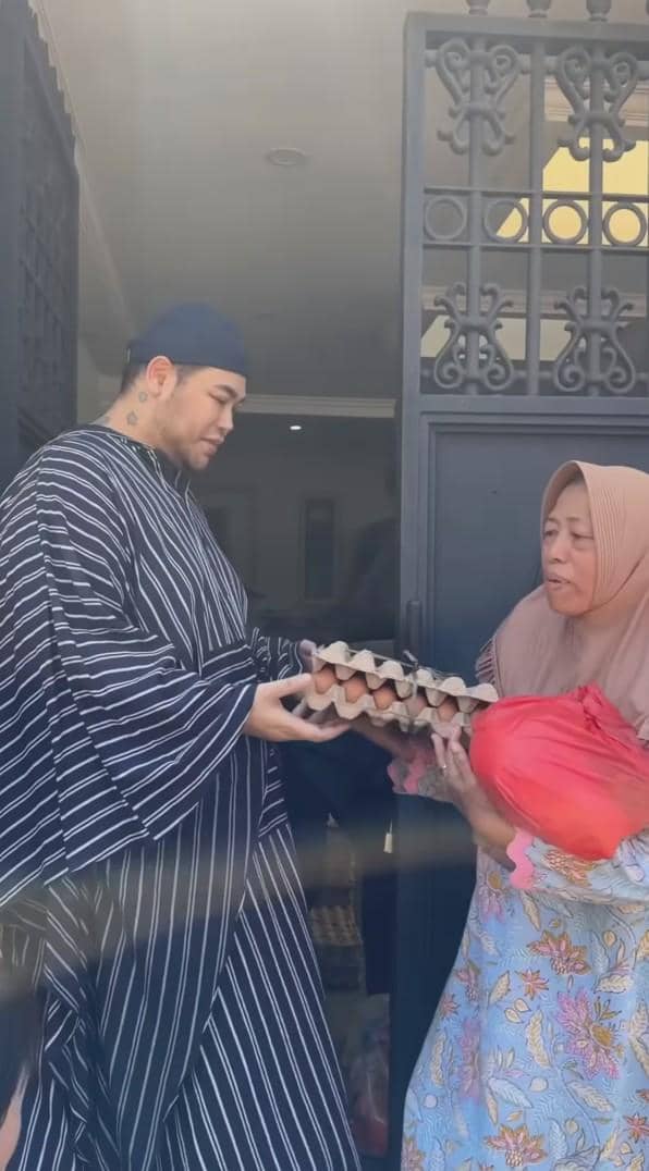 Ivan Gunawan membagikan telur kepada warga di sekitar rumahnya