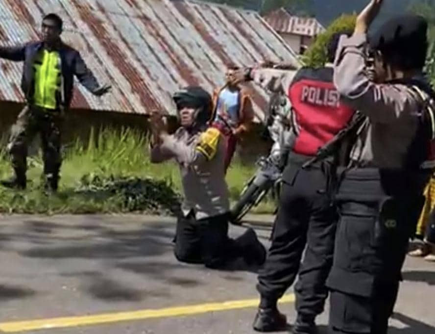 Viral Polisi Berlutut Memohon Warga di Manggarai NTT Tak Bentrok