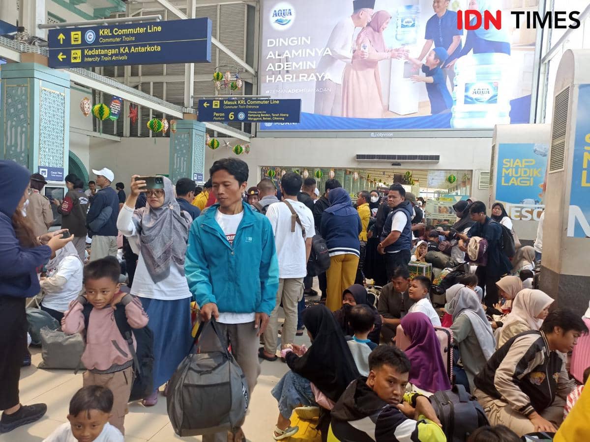 Suasana mudik di Stasiun Pasar Senen, Senin (16/3/2026)