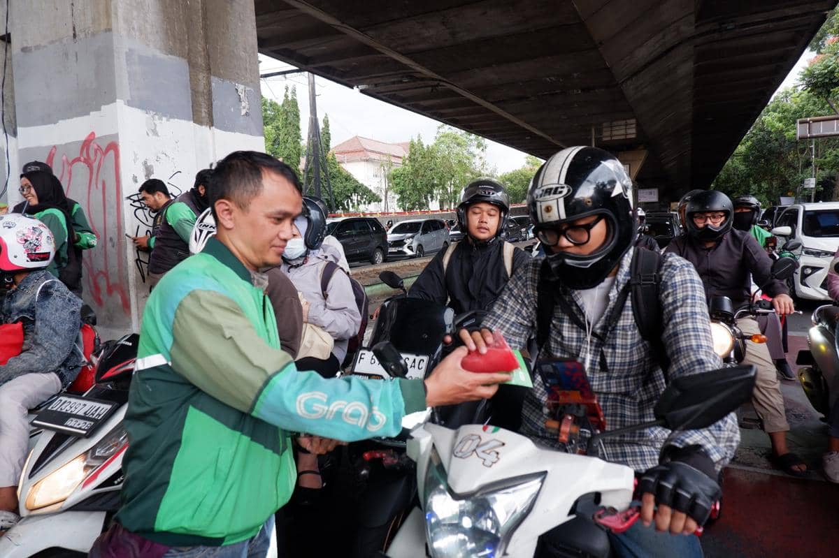 Semangat Berbagi Ramadan, Mitra Grab Bagikan Ribuan Takjil di Bandung