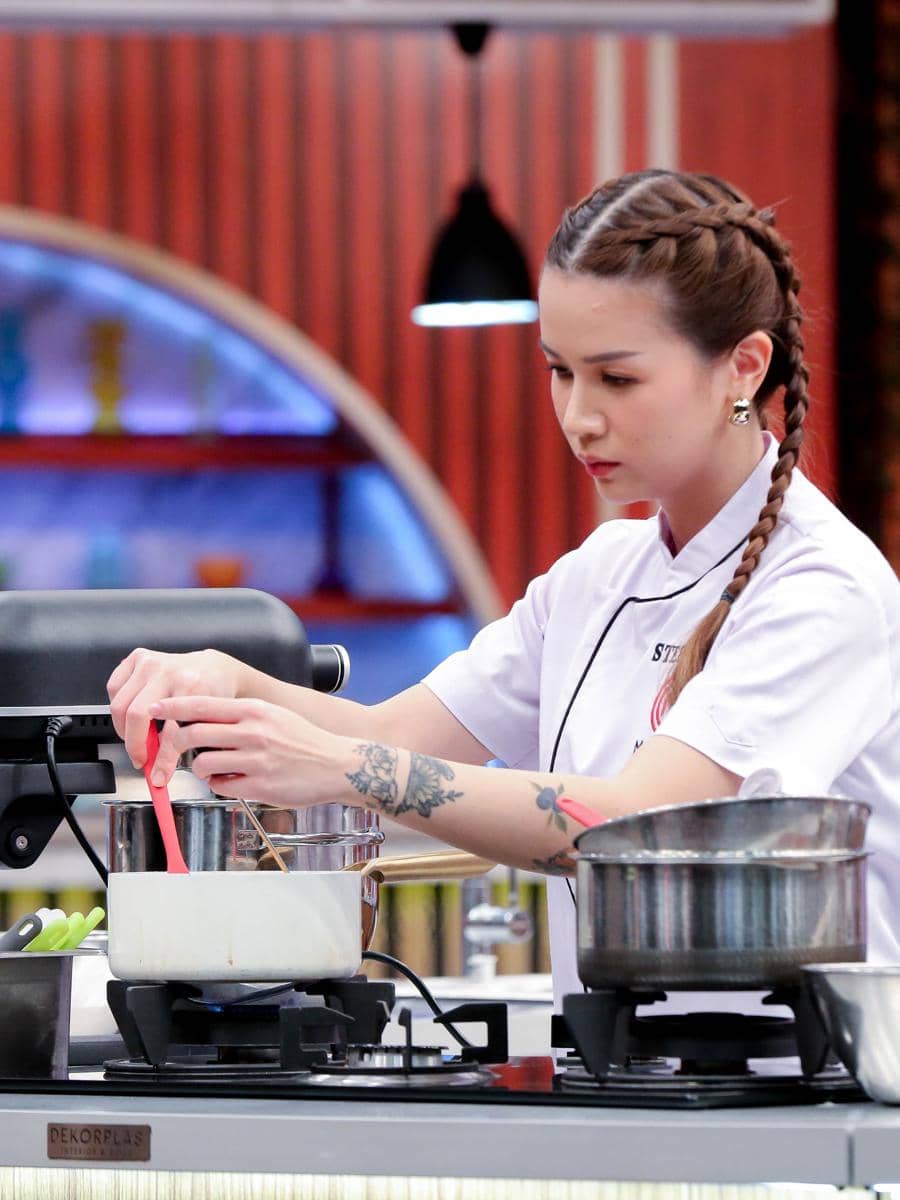 Stephanie Meyerson memasak di Gallery MasterChef Indonesia di babak Top 4