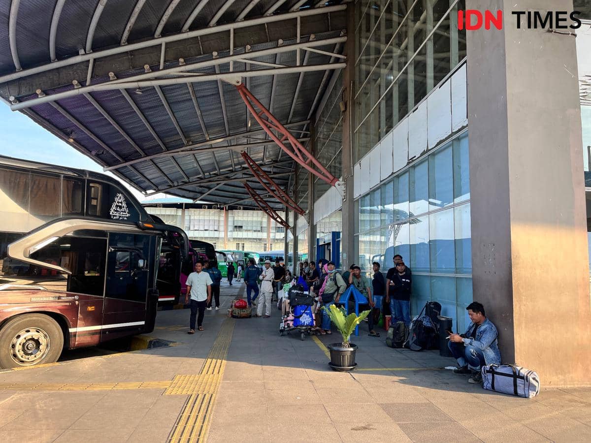 Penumpang bus di Terminal Pulo Gebang sedang menunggu untuk memasuki bus (IDN Times/Anggia Leksa)