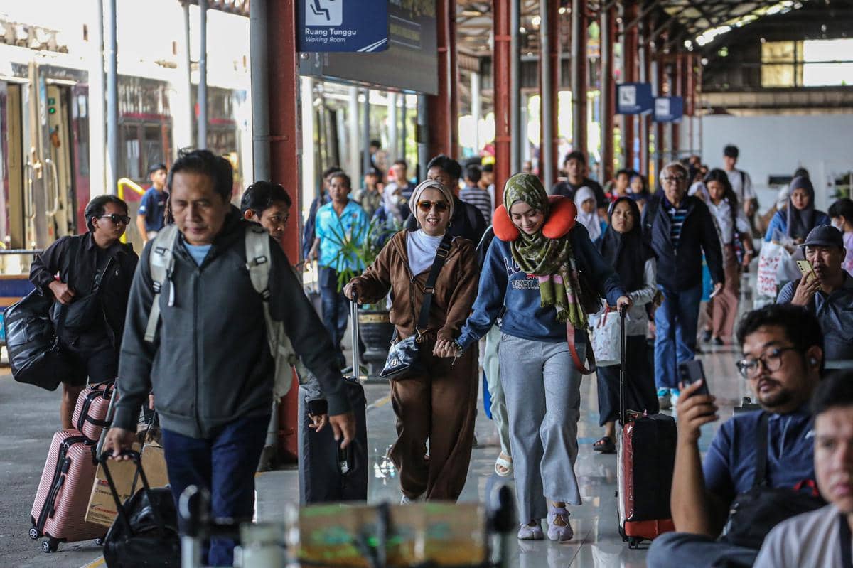 Sejumlah pemudik Kereta Api (KA) jarak jauh berjalan setibanya di Stasiun Tawang Semarang, Jawa Tengah, Kamis (12/3/2026). (ANTARA FOTO/Makna Zaezar)