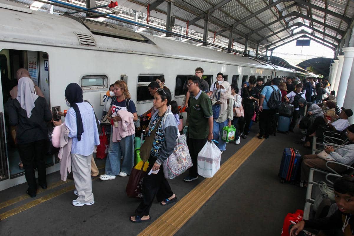 Sejumlah penumpang antre memasuki gerbong kereta api di Stasiun Surabaya Gubeng, Surabaya, Jawa Timur, Jumat (13/3/2026). (ANTARA FOTO/Didik Suhartono)