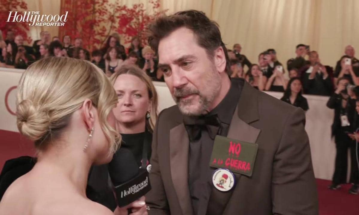 Bardem juga gunakan pin bertuliskan No a la Guerra (Tidak untuk Perang).jpg