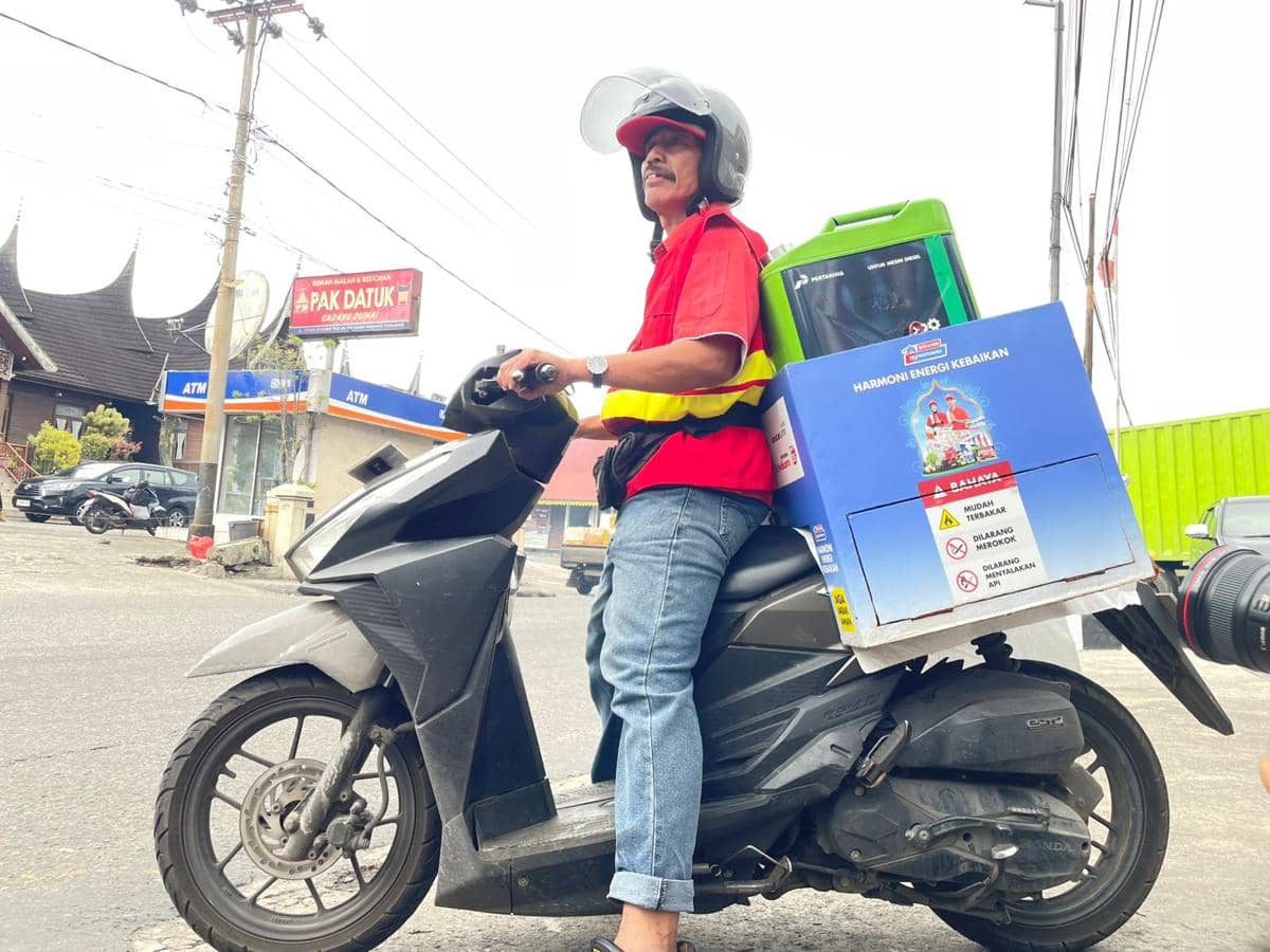 Sepeda motor pengantar BBM di Sumbar