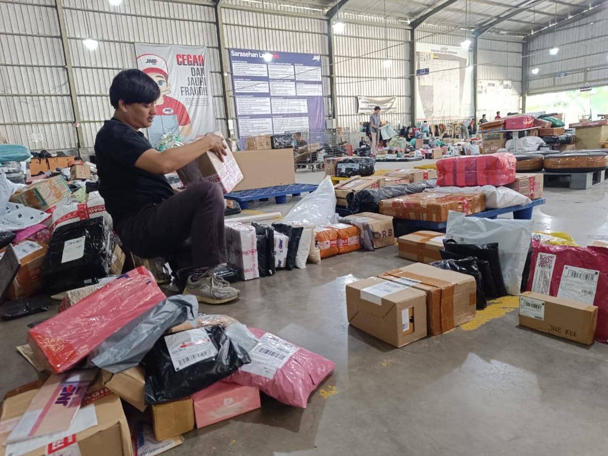 Perjuangan para Kurir Menyambung Kebahagiaan di Bulan Kemenangan