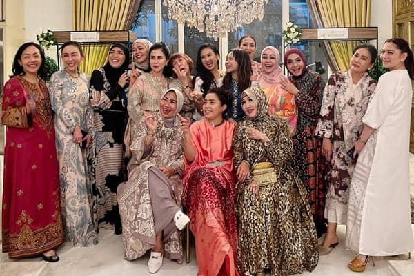 7 Potret Artis Buka Puasa di Rumah Mayangsari, Pulang Dibawakan Bekal