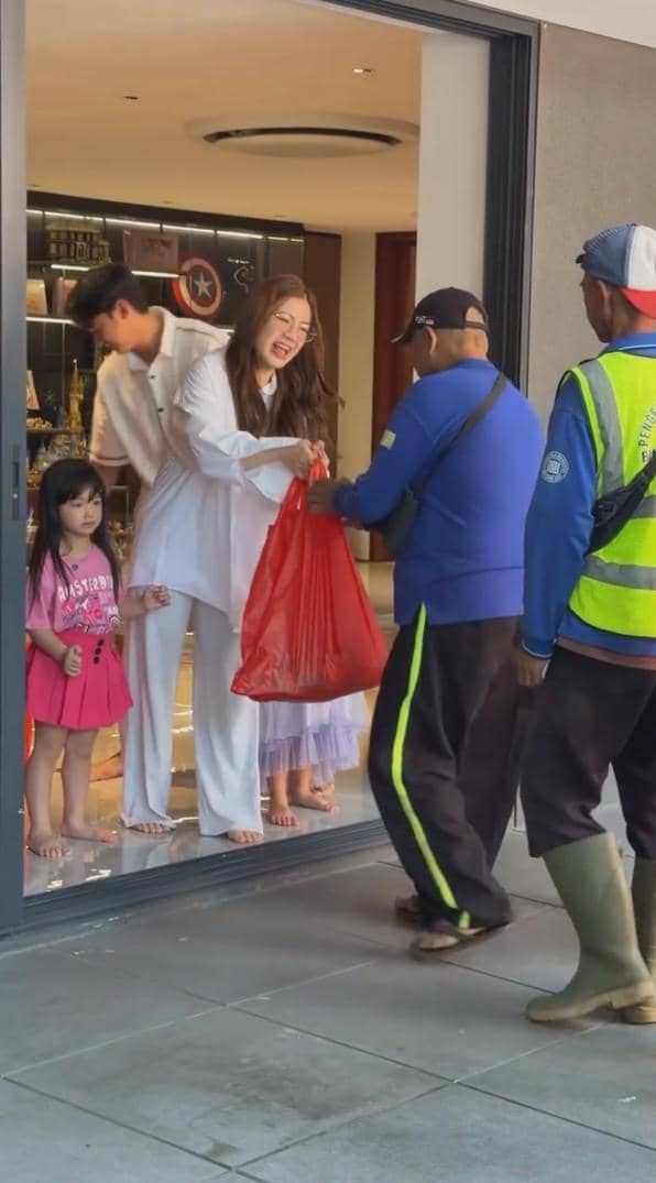 Felicya Angelista ikut berbagi di bulan Ramadan, memberi sembako kepada petugas kebersihan