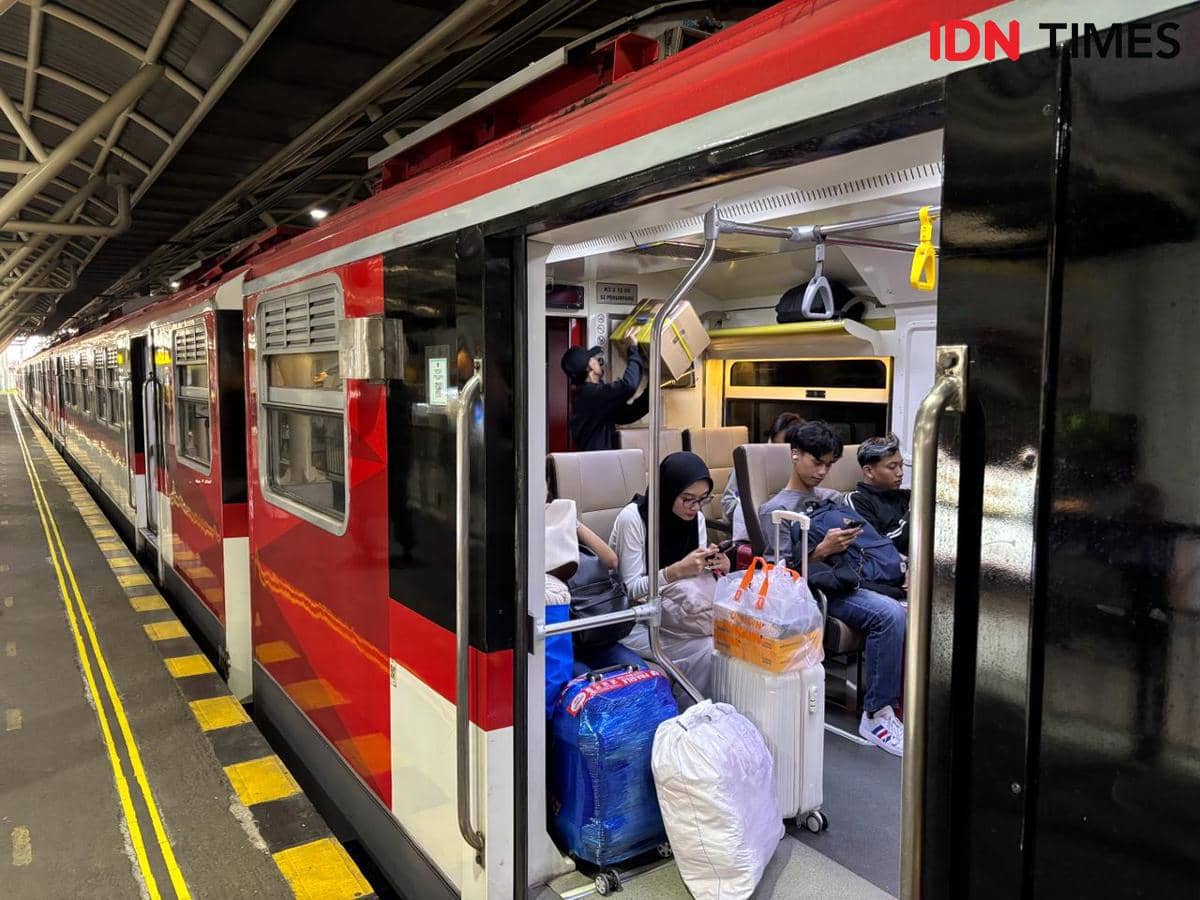 Penumpang KA Bandara YIA di Stasiun Yogyakarta, Senin (16/3/2026).