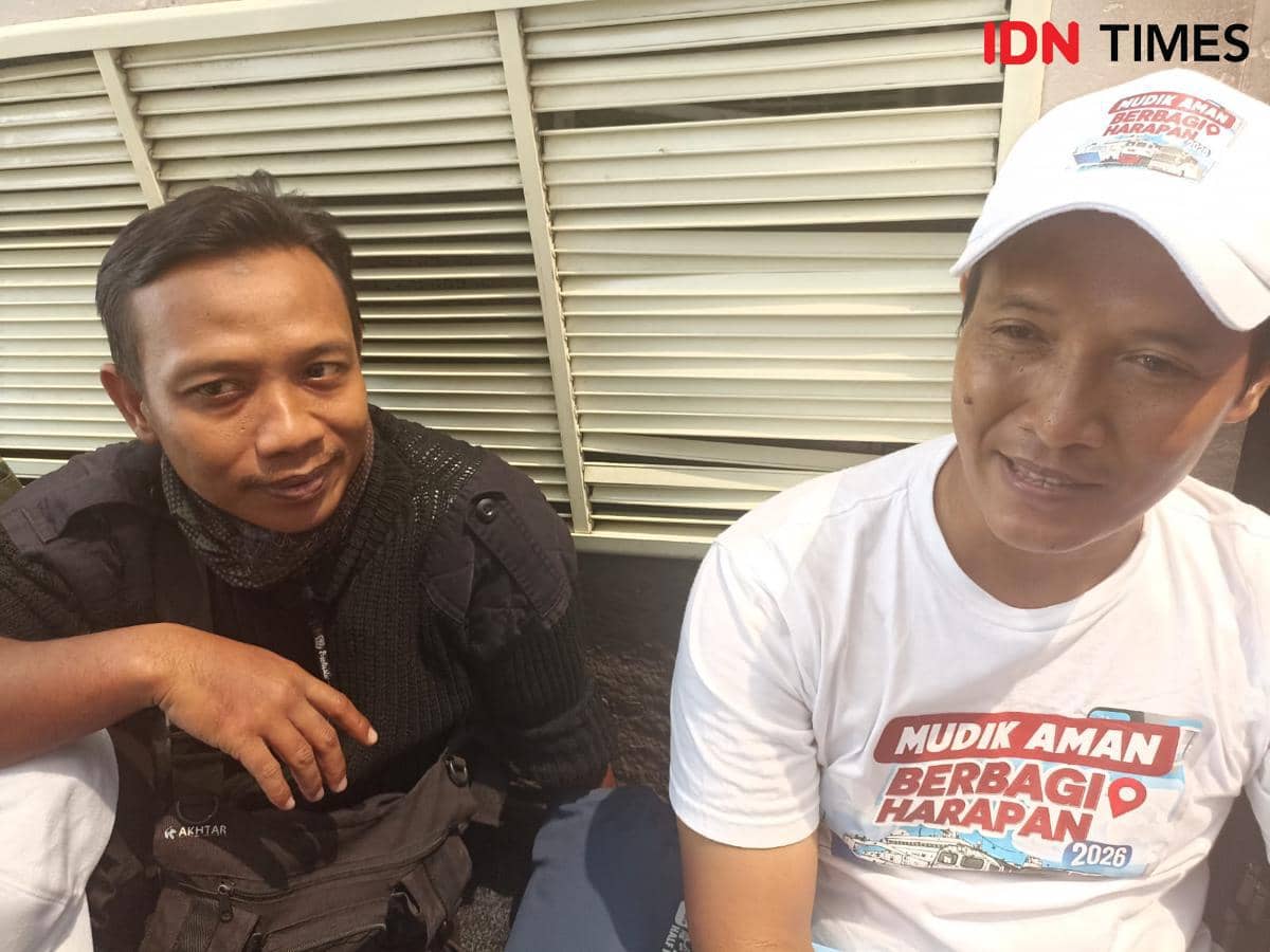 Pemudik asal Tangerang Eko (44) di Stasiun. pasar Senen, Senin (16/3/2026) 