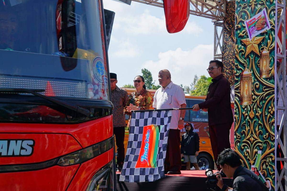 Kegiatan Mudik Bareng Warmindo yang dilepas di Stadion Mandala Krida, Senin (16/3/2026).