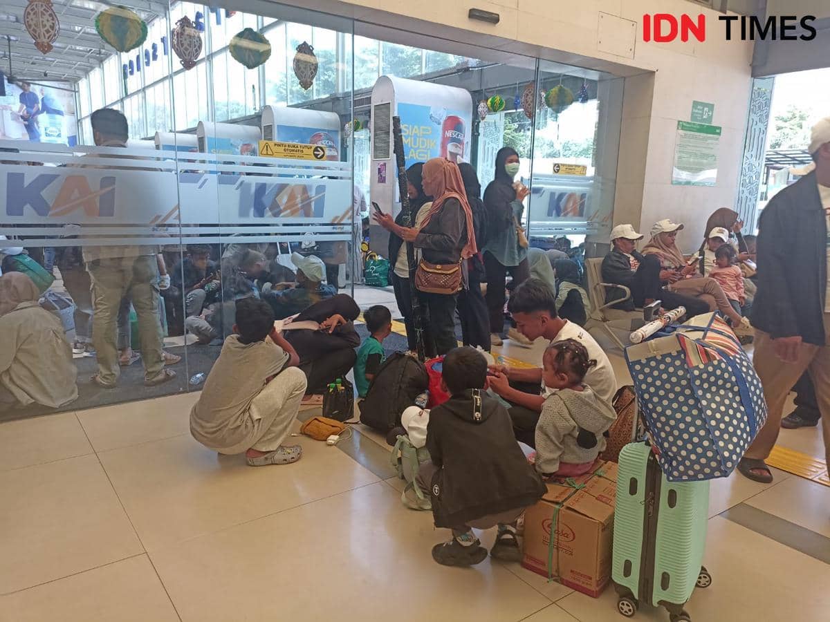 Suasana mudik di Stasiun Pasar Senen, Senin (16/3/2026)
