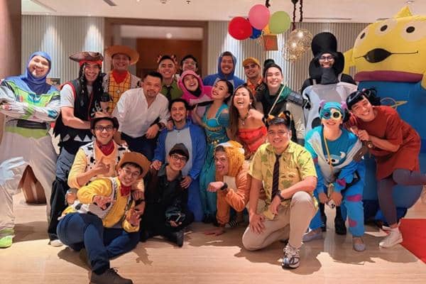 7 Potret Bukber Hesti Purwadinata, Totalitas Pakai Kostum Disney