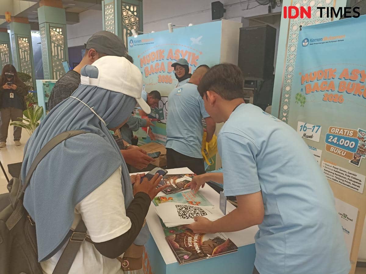 Mudik Asyik Baca Buku, Mendikdasmen Bagi Buku ke Anak Pemudik