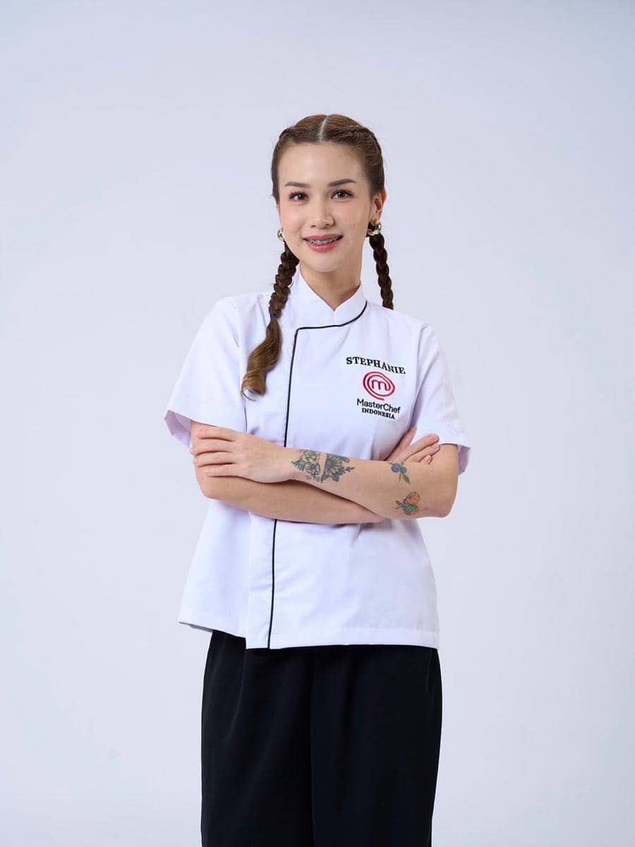 Stephanie Meyerson memakai chef jaket MasterChef Indonesia untuk babak Top 4 dan Grand Final