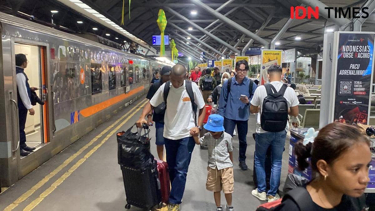 42 Ribu Pemudik Penuhi Stasiun Wilayah Daop 8 Surabaya