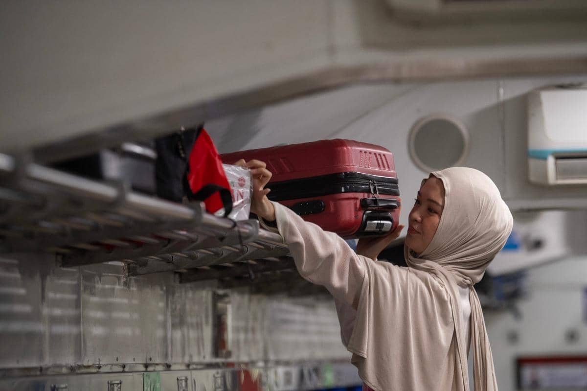 Pemudik menyusun kopernya di atas gerbong kereta api. (ANTARA FOTO/Nova Wahyudi)