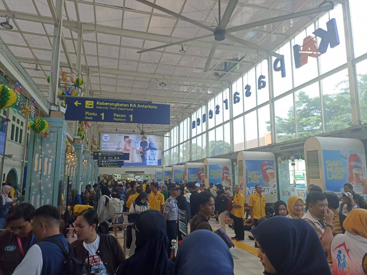 Suasana mudik di Pasar Senen, Senin (16/3/2026). (IDN Times/Dini Suciatiningrum)