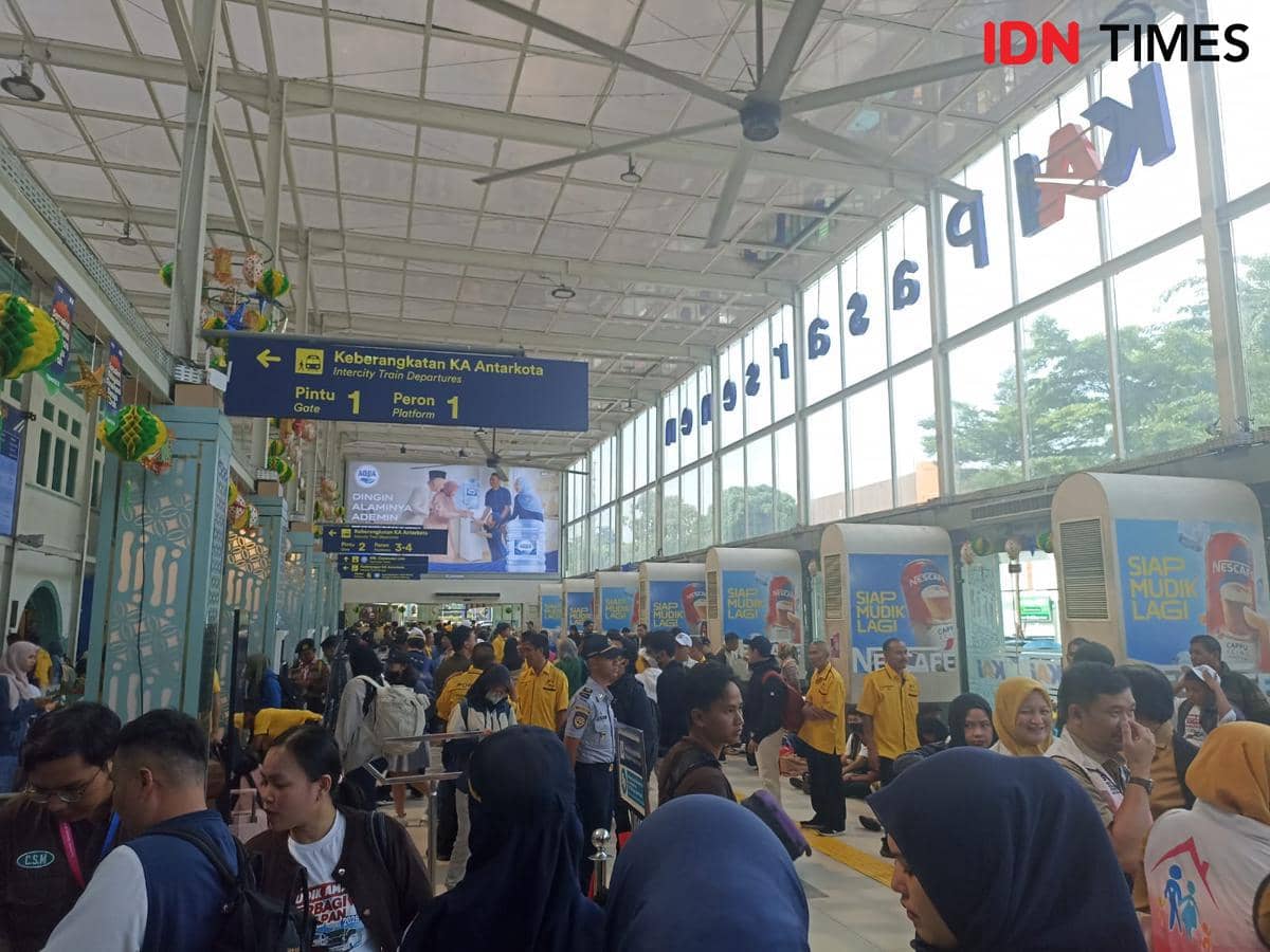 Suasana mudik di Stasiun Pasar Senen, Senin (16/3/2026)