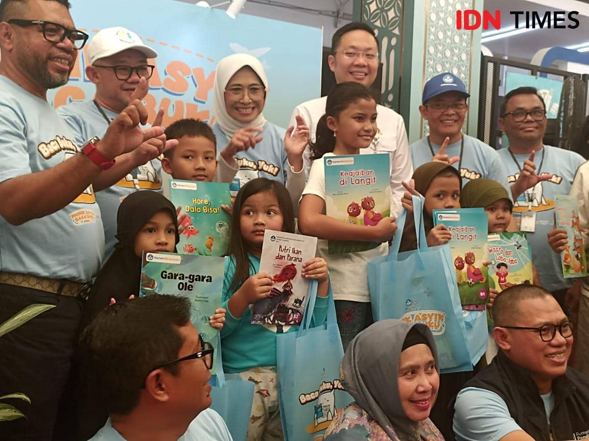 Mudik Asyik Baca Buku, Mendikdasmen Bagi Buku ke Anak Pemudik