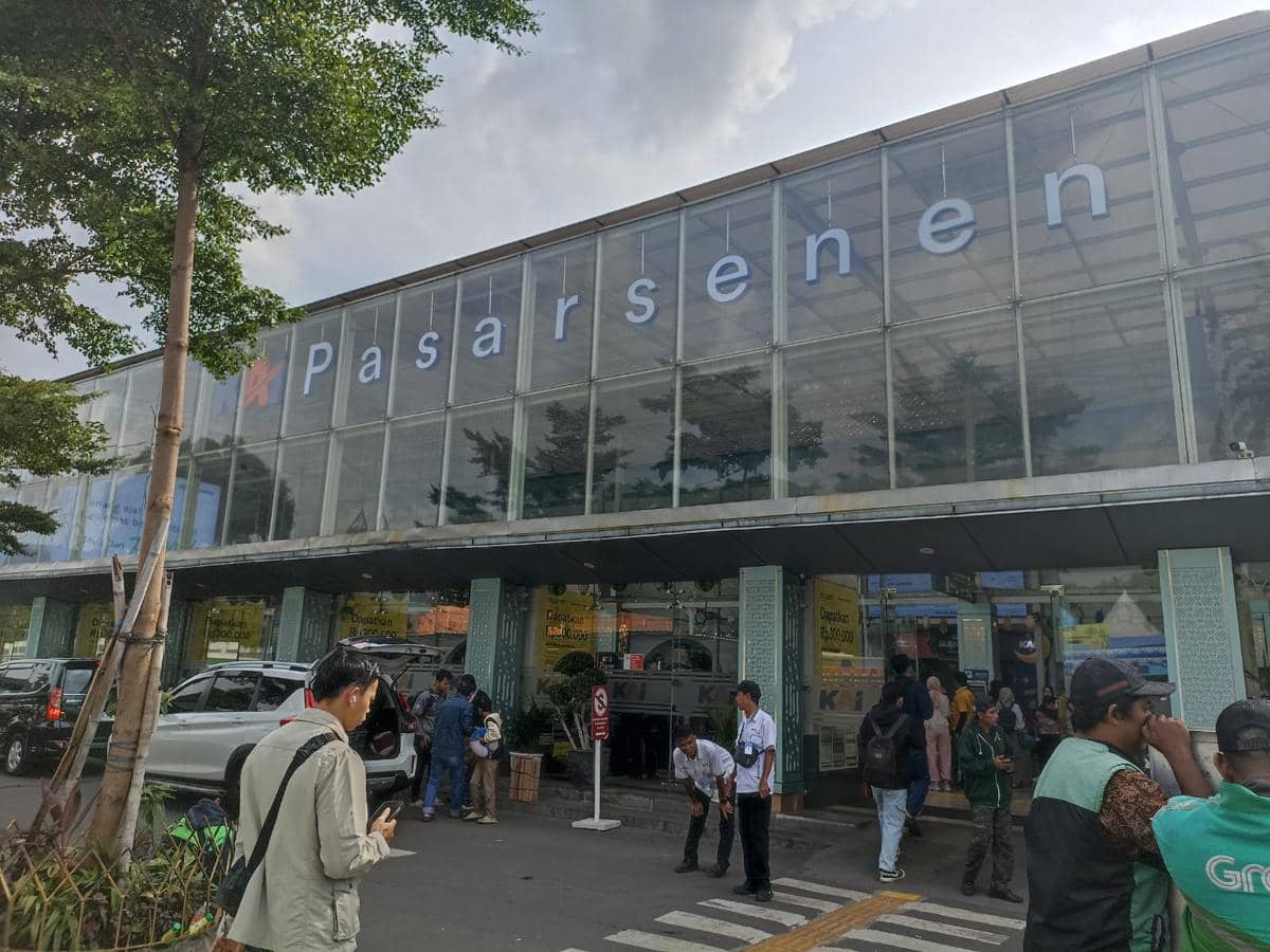 Suasana mudik di Stasiun Pasar Senen, Senin (16/3/2026)