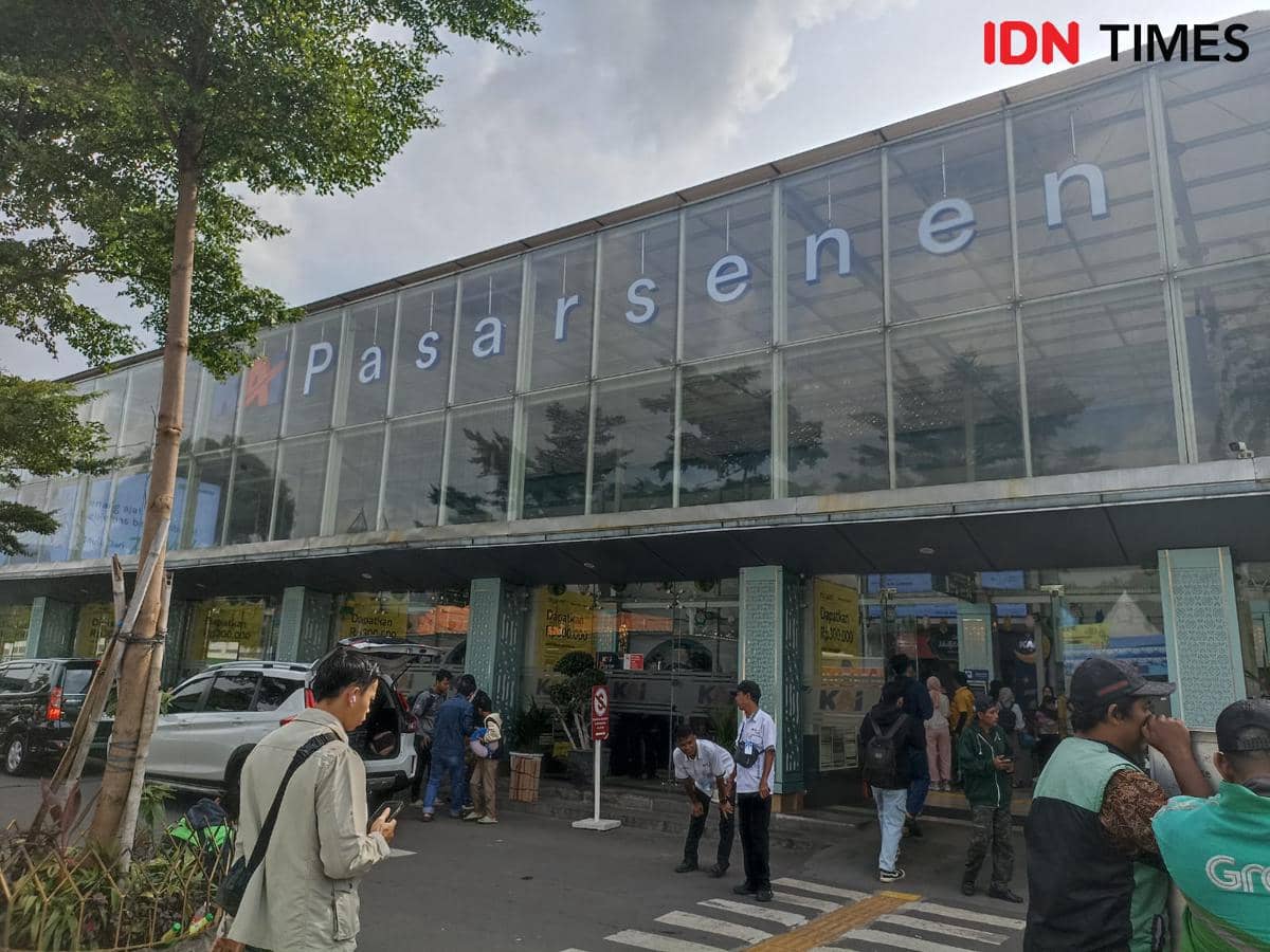 Suasana mudik di Pasar Senen, Senin (16/3/2026). (IDN Times/Dini Suciatiningrum)